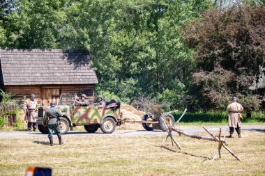 İkinci Dünya Savaşı 'nın yeniden inşası. Alman ve Sovyet ordusundaki askeri üniformalı insanlar.