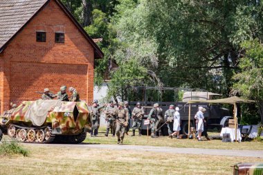 İkinci Dünya Savaşı 'nın yeniden inşası. Alman ve Sovyet ordusundaki askeri üniformalı insanlar.