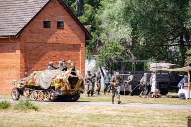 İkinci Dünya Savaşı 'nın yeniden inşası. Alman ve Sovyet ordusundaki askeri üniformalı insanlar.