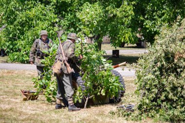 İkinci Dünya Savaşı 'nın yeniden inşası. Alman ve Sovyet ordusundaki askeri üniformalı insanlar.