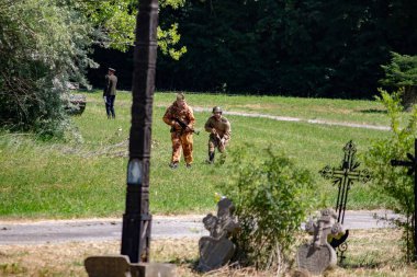 İkinci Dünya Savaşı 'nın yeniden inşası. Alman ve Sovyet ordusundaki askeri üniformalı insanlar.