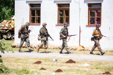 İkinci Dünya Savaşı 'nın yeniden inşası. Alman ve Sovyet ordusundaki askeri üniformalı insanlar.