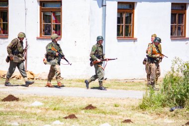 İkinci Dünya Savaşı 'nın yeniden inşası. Alman ve Sovyet ordusundaki askeri üniformalı insanlar.