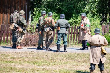İkinci Dünya Savaşı 'nın yeniden inşası. Alman ve Sovyet ordusundaki askeri üniformalı insanlar.