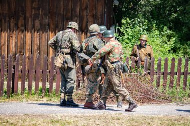 İkinci Dünya Savaşı 'nın yeniden inşası. Alman ve Sovyet ordusundaki askeri üniformalı insanlar.