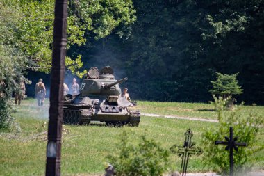 İkinci Dünya Savaşı 'nın yeniden inşası. Alman ve Sovyet ordusundaki askeri üniformalı insanlar.