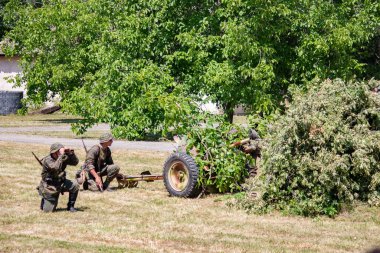 İkinci Dünya Savaşı 'nın yeniden inşası. Alman ve Sovyet ordusundaki askeri üniformalı insanlar.