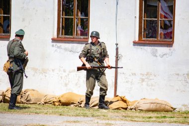 İkinci Dünya Savaşı 'nın yeniden inşası. Alman ve Sovyet ordusundaki askeri üniformalı insanlar.
