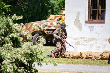 İkinci Dünya Savaşı 'nın yeniden inşası. Alman ve Sovyet ordusundaki askeri üniformalı insanlar.