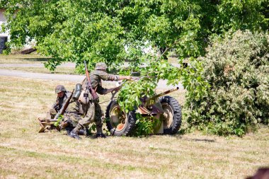 İkinci Dünya Savaşı 'nın yeniden inşası. Alman ve Sovyet ordusundaki askeri üniformalı insanlar.