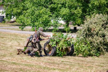 İkinci Dünya Savaşı 'nın yeniden inşası. Alman ve Sovyet ordusundaki askeri üniformalı insanlar.