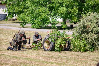 İkinci Dünya Savaşı 'nın yeniden inşası. Alman ve Sovyet ordusundaki askeri üniformalı insanlar.