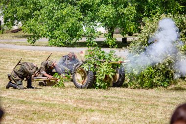 İkinci Dünya Savaşı 'nın yeniden inşası. Alman ve Sovyet ordusundaki askeri üniformalı insanlar.