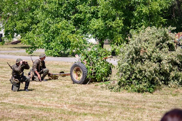 İkinci Dünya Savaşı 'nın yeniden inşası. Alman ve Sovyet ordusundaki askeri üniformalı insanlar.