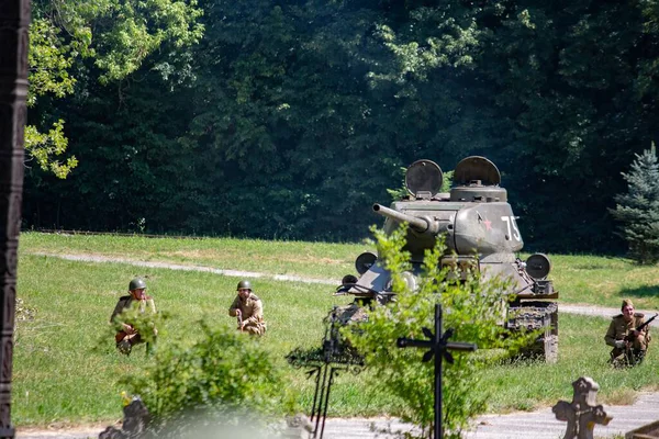 İkinci Dünya Savaşı 'nın yeniden inşası. Alman ve Sovyet ordusundaki askeri üniformalı insanlar.