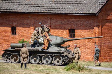 İkinci Dünya Savaşı 'nın yeniden inşası. Alman ve Sovyet ordusundaki askeri üniformalı insanlar.