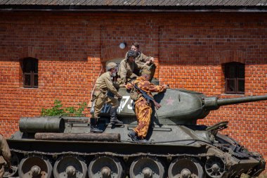 İkinci Dünya Savaşı 'nın yeniden inşası. Alman ve Sovyet ordusundaki askeri üniformalı insanlar.