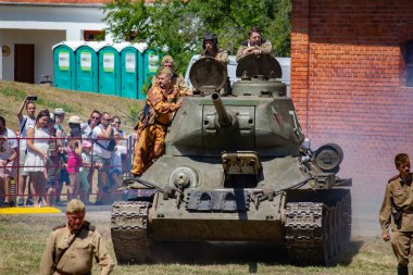 İkinci Dünya Savaşı 'nın yeniden inşası. Alman ve Sovyet ordusundaki askeri üniformalı insanlar.