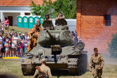 İkinci Dünya Savaşı 'nın yeniden inşası. Alman ve Sovyet ordusundaki askeri üniformalı insanlar.