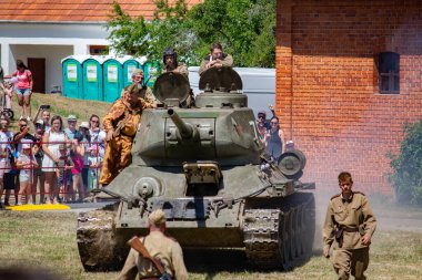 İkinci Dünya Savaşı 'nın yeniden inşası. Alman ve Sovyet ordusundaki askeri üniformalı insanlar.