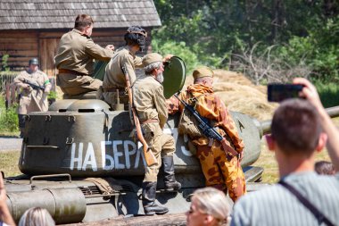 İkinci Dünya Savaşı 'nın yeniden inşası. Alman ve Sovyet ordusundaki askeri üniformalı insanlar.