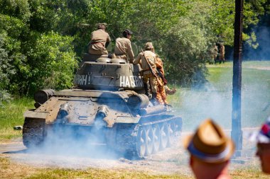 İkinci Dünya Savaşı 'nın yeniden inşası. Alman ve Sovyet ordusundaki askeri üniformalı insanlar.