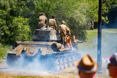 İkinci Dünya Savaşı 'nın yeniden inşası. Alman ve Sovyet ordusundaki askeri üniformalı insanlar.