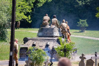 İkinci Dünya Savaşı 'nın yeniden inşası. Alman ve Sovyet ordusundaki askeri üniformalı insanlar.