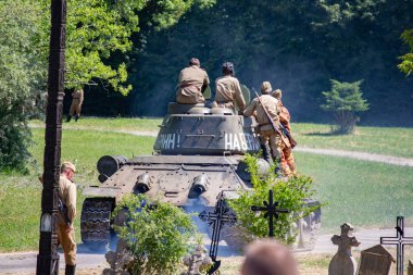 İkinci Dünya Savaşı 'nın yeniden inşası. Alman ve Sovyet ordusundaki askeri üniformalı insanlar.