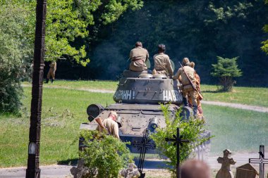 İkinci Dünya Savaşı 'nın yeniden inşası. Alman ve Sovyet ordusundaki askeri üniformalı insanlar.