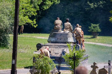 İkinci Dünya Savaşı 'nın yeniden inşası. Alman ve Sovyet ordusundaki askeri üniformalı insanlar.