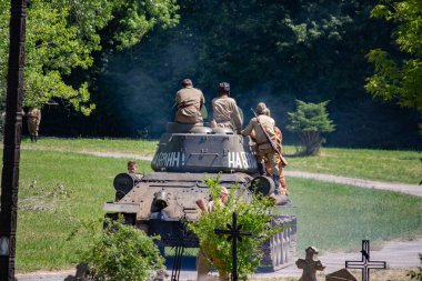 İkinci Dünya Savaşı 'nın yeniden inşası. Alman ve Sovyet ordusundaki askeri üniformalı insanlar.