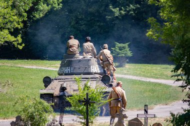 İkinci Dünya Savaşı 'nın yeniden inşası. Alman ve Sovyet ordusundaki askeri üniformalı insanlar.