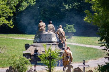 İkinci Dünya Savaşı 'nın yeniden inşası. Alman ve Sovyet ordusundaki askeri üniformalı insanlar.