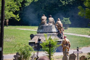 İkinci Dünya Savaşı 'nın yeniden inşası. Alman ve Sovyet ordusundaki askeri üniformalı insanlar.