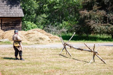 İkinci Dünya Savaşı 'nın yeniden inşası. Alman ve Sovyet ordusundaki askeri üniformalı insanlar.