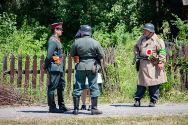 İkinci Dünya Savaşı 'nın yeniden inşası. Alman ve Sovyet ordusundaki askeri üniformalı insanlar.