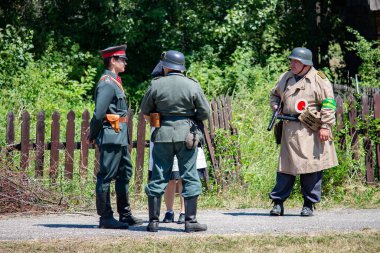 İkinci Dünya Savaşı 'nın yeniden inşası. Alman ve Sovyet ordusundaki askeri üniformalı insanlar.