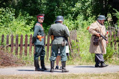 İkinci Dünya Savaşı 'nın yeniden inşası. Alman ve Sovyet ordusundaki askeri üniformalı insanlar.