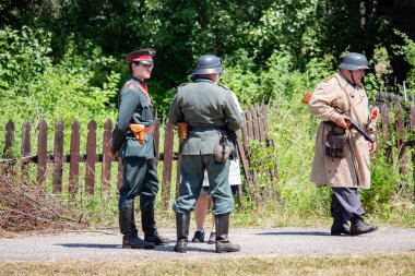 İkinci Dünya Savaşı 'nın yeniden inşası. Alman ve Sovyet ordusundaki askeri üniformalı insanlar.