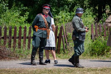 İkinci Dünya Savaşı 'nın yeniden inşası. Alman ve Sovyet ordusundaki askeri üniformalı insanlar.