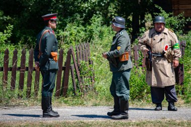 İkinci Dünya Savaşı 'nın yeniden inşası. Alman ve Sovyet ordusundaki askeri üniformalı insanlar.