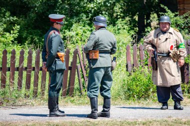 İkinci Dünya Savaşı 'nın yeniden inşası. Alman ve Sovyet ordusundaki askeri üniformalı insanlar.