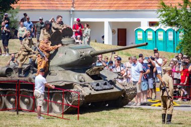 İkinci Dünya Savaşı 'nın yeniden inşası. Alman ve Sovyet ordusundaki askeri üniformalı insanlar.