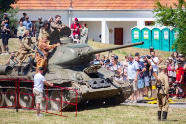 İkinci Dünya Savaşı 'nın yeniden inşası. Alman ve Sovyet ordusundaki askeri üniformalı insanlar.