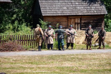 İkinci Dünya Savaşı 'nın yeniden inşası. Alman ve Sovyet ordusundaki askeri üniformalı insanlar.