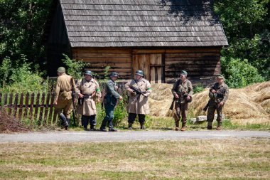 İkinci Dünya Savaşı 'nın yeniden inşası. Alman ve Sovyet ordusundaki askeri üniformalı insanlar.