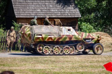 İkinci Dünya Savaşı 'nın yeniden inşası. Alman ve Sovyet ordusundaki askeri üniformalı insanlar.