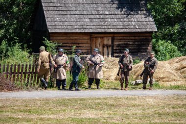 İkinci Dünya Savaşı 'nın yeniden inşası. Alman ve Sovyet ordusundaki askeri üniformalı insanlar.