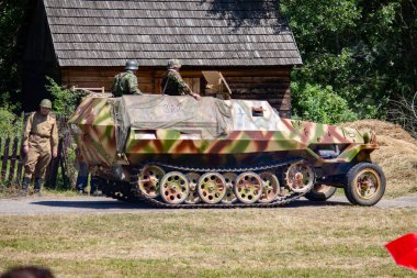 İkinci Dünya Savaşı 'nın yeniden inşası. Alman ve Sovyet ordusundaki askeri üniformalı insanlar.